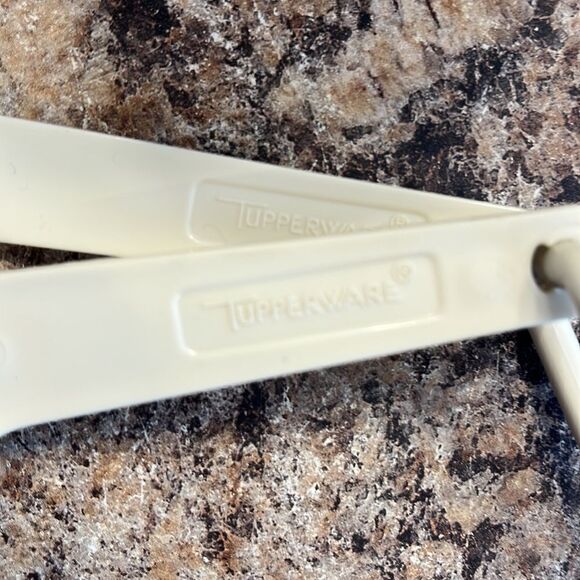 3 Pieces of Tupperware - Veggie Server with Cover, Measuring Spoons and Creamer - Picture 6 of 7